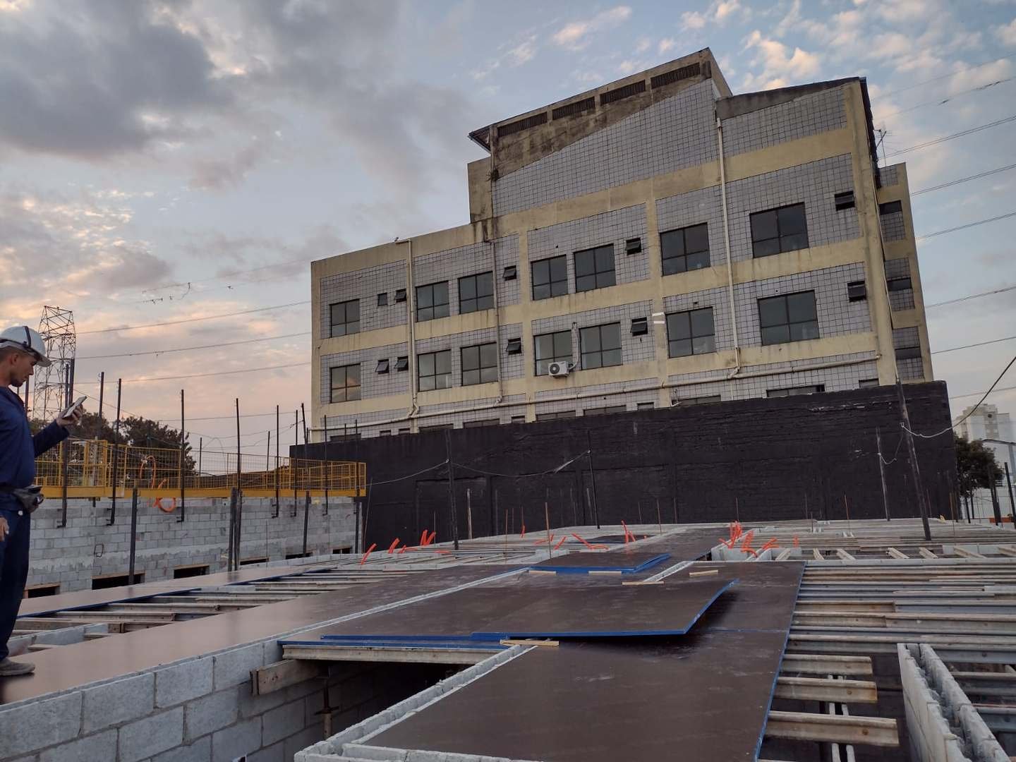 Obra em andamento com equipe de acabamento